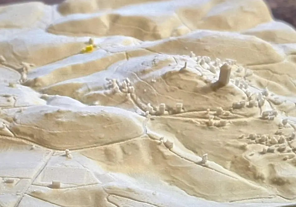 Detail des Ortsreliefs, ein einzelnes Gebäude ist gelb hervorgehoben